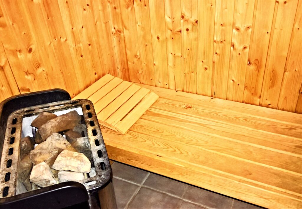 Sweat-enhancing products in sauna bath to lose weight