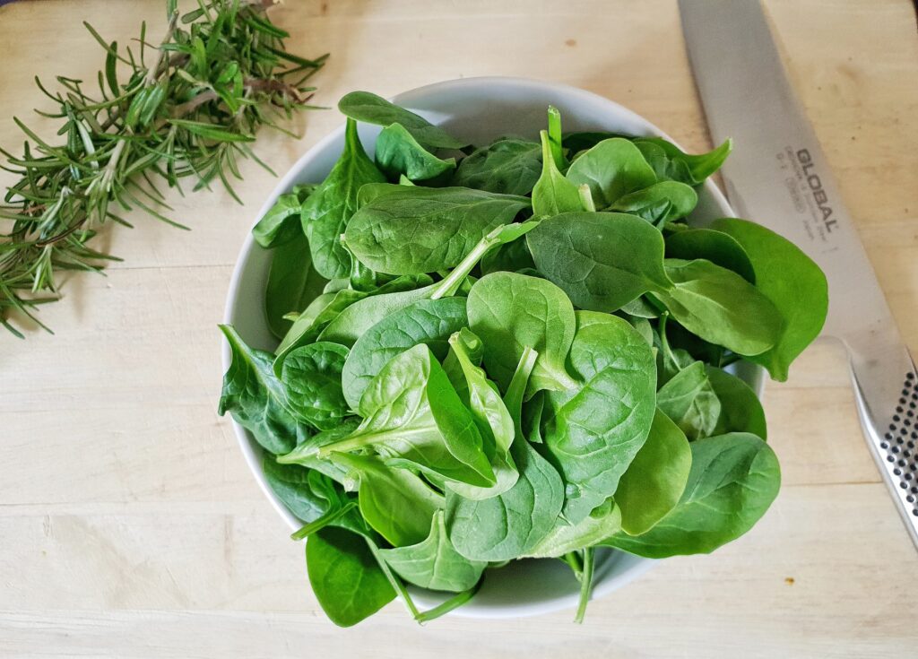 Spinach plays a great role in losing belly fat.