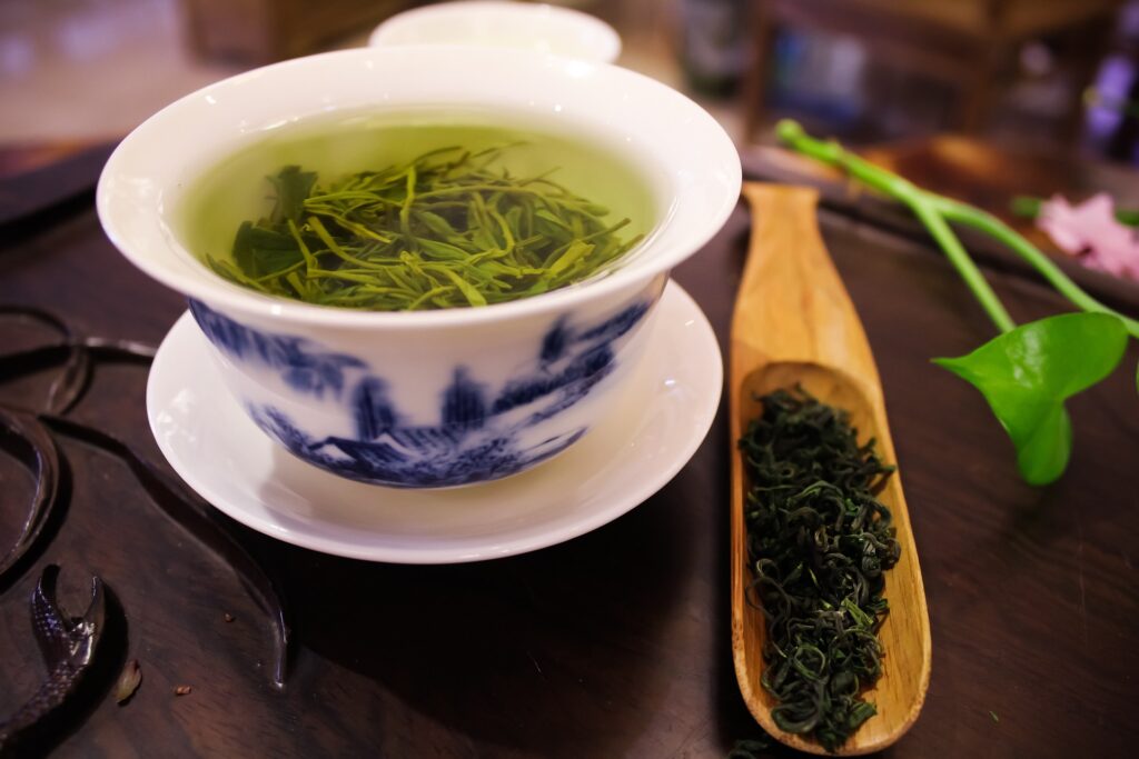 Green tea is beneficial to burn the body's fat.